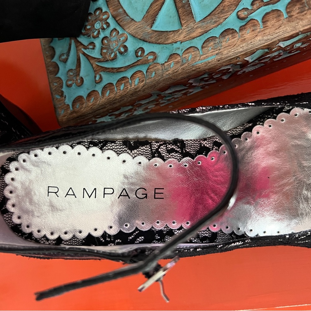 Beautiful, classy shoes with a chunky heel. Like new. - Picture 2 of 4